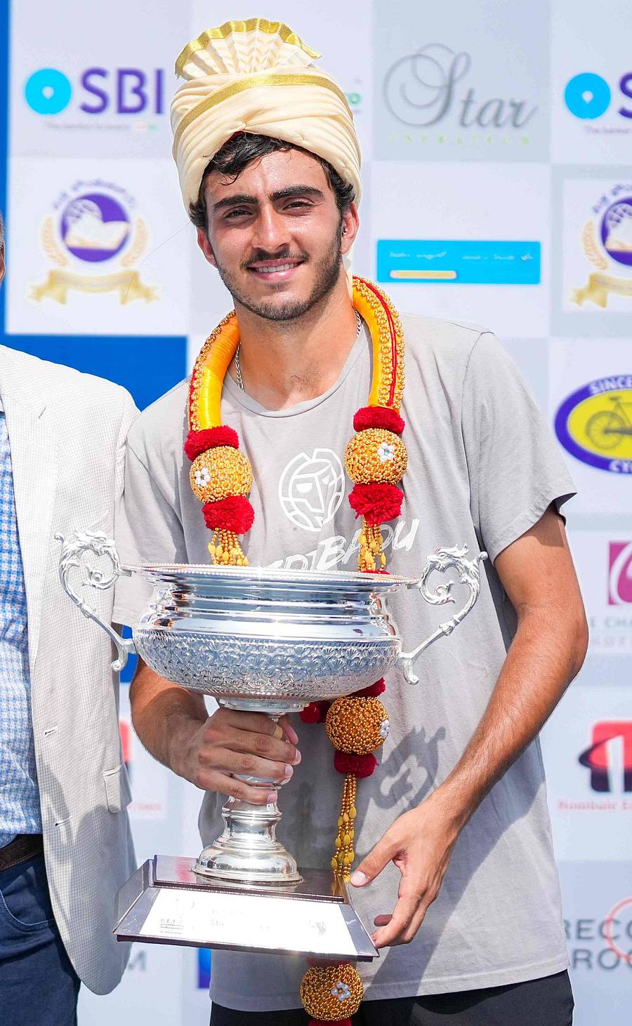 ಸಿಂಗಲ್ಸ್ ವಿಭಾಗದ ಚಾಂಪಿಯನ್ ಒರೆಮಿ ಕಿಮ್ಹಿ ಟ್ರೋಫಿಯೊಂದಿಗೆ