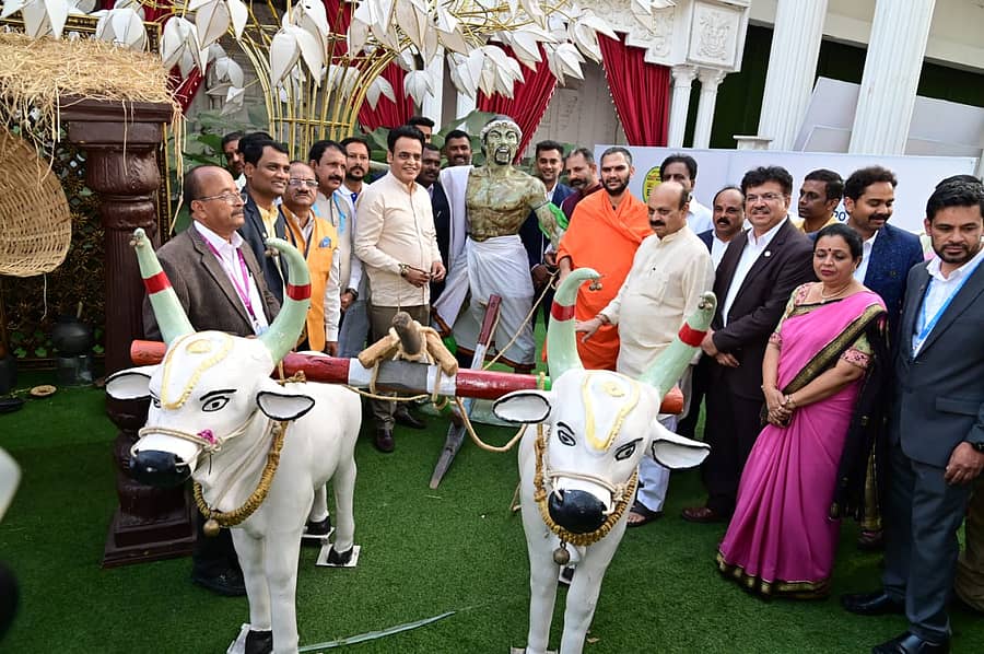 ‘ಉದ್ಯಮಿಕ ಒಕ್ಕಲಿಗ ಎಕ್ಸ್ಪೋ’ ಸಮಾರೋಪದಲ್ಲಿ ಭಾಗವಹಿಸಿದ್ದ ಶಾಸಕರಾದ ಬಸವರಾಜ ಬೊಮ್ಮಾಯಿ ಮತ್ತು ಡಾ.ಸಿ.ಎನ್.ಅಶ್ವತ್ಥನಾರಾಯಣ.