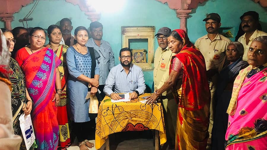 ಗುಳೇದಗುಡ್ಡ ಪಟ್ಟಣದಲ್ಲಿ ಅನ್ನಭಾಗ್ಯದ ಹಣ ಜಮಾ ಆಗದ ಗ್ರಾಹಕರು ಅಂಚೆ ಇಲಾಖೆ ಹಾಗೂ ನ್ಯಾಯಬೆಲೆ ಅಂಗಡಿಕಾರರ ಸಹಕಾರದೊಂದಿಗೆ ಅಂಚೆ ಇಲಾಖೆಯಲ್ಲಿ ಐಪಿಪಿಬಿ ಖಾತೆ ತೆರೆದರು