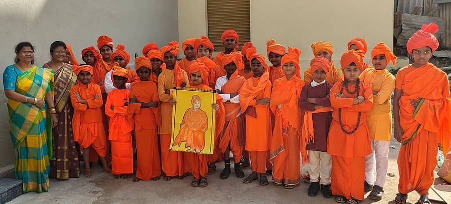 ರಾಮನಗರದ ವಾಸವಿ ವಿದ್ಯಾನಿಕೇತನ ಶಾಲೆಯಲ್ಲಿ ಶುಕ್ರವಾರ ನಡೆದ ಸ್ವಾಮಿ ವಿವೇಕಾನಂದ ಅವರ 161ನೇ ಜಯಂತ್ಯುತ್ಸವದಲ್ಲಿ ಶಾಲೆಯ ವಿದ್ಯಾರ್ಥಿಗಳ ವಿವೇಕಾನಂದ ಅವರ ಧಿರಿಸಿನಲ್ಲಿ ಕಾಣಿಸಿಕೊಂಡರು
