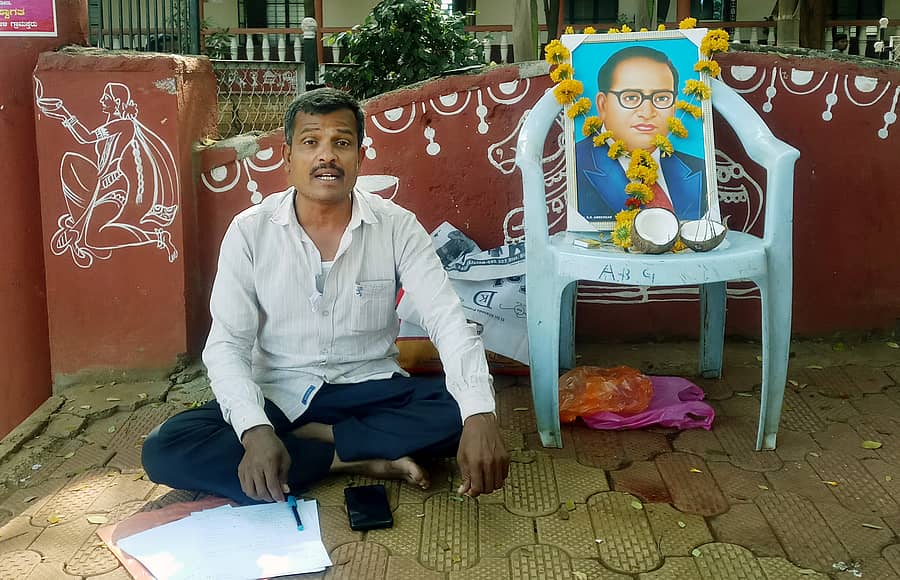 ಹೊಲಕ್ಕೆ ದಾರಿ ಒದಗಿಸಲು ಆಗ್ರಹಿಸಿ ಬಸವಕಲ್ಯಾಣ ತಾಲ್ಲೂಕಿನ ಗೋಕುಳದ ರೈತ ಬಾಬುರಾವ ಘೋರವಾಡೆ ಅವರು ಮಂಗಳವಾರ ನಗರದ ತಹಶೀಲ್ದಾರ್‌ ಕಚೇರಿ ಎದುರು ಧರಣಿ ನಡೆಸಿದರು