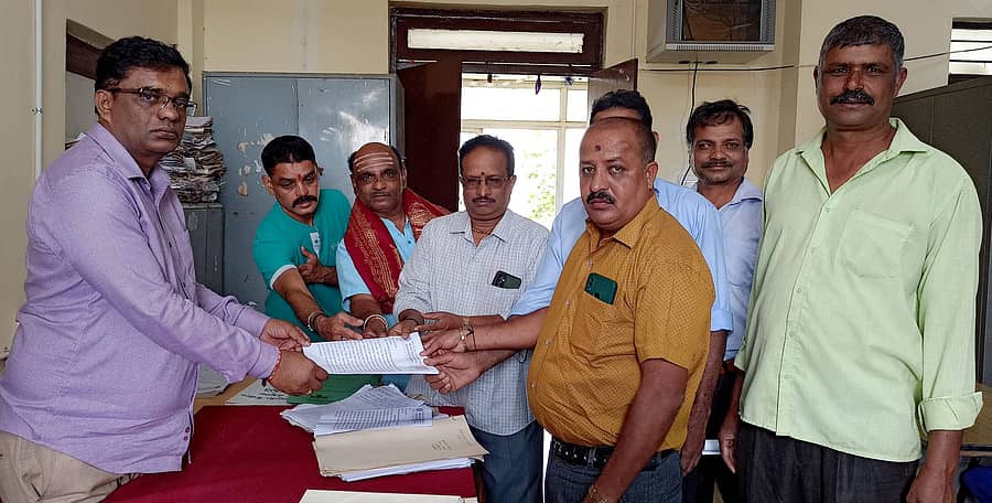 ಸೋಮವಾರಪೇಟೆ ತಾಲ್ಲೂಕು ಕಚೇರಿಯ ಶಿರಸ್ತೇದಾರ್ ಸುಶೀಲ್‌ ಅವರಿಗೆ ಕರವೇ ತಾಲ್ಲೂಕು ಘಟಕದ ವತಿಯಿಂದ ಮನವಿ ಸಲ್ಲಿಸಲಾಯಿತು.ತಾಲ್ಲೂಕು ಘಟಕದ ಅಧ್ಯಕ್ಷ ಕೆ.ಎನ್. ದೀಪಕ್, ನಗರ ಘಟಕದ ಅಧ್ಯಕ್ಷ ಮಂಜುನಾಥ್, ಪದಾಧಿಕಾರಿಗಳಾದ ಬಿ.ಎಂ. ದಾಮೋಧರ್ ಜತೆಗಿದ್ದರು.