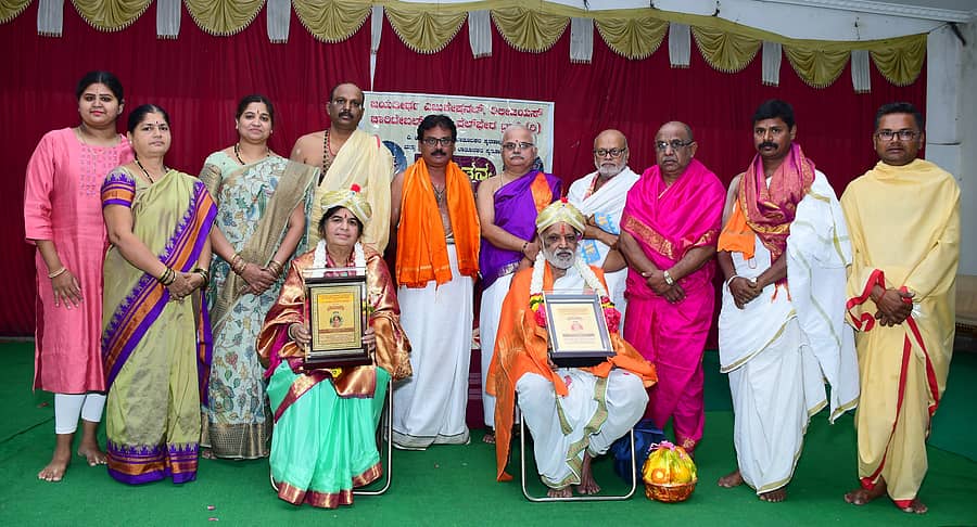 ಕಲಬುರಗಿ ನಗರದ ಜಯತೀರ್ಥ ಕಲ್ಯಾಣ ಮಂಟಪದಲ್ಲಿ ನಡೆದ ಕಾರ್ಯಕ್ರಮದಲ್ಲಿ ಸಾಧಕರಿಗೆ ‘ವಿಪ್ರ ಚೈತನ್ಯ’ ಪ್ರಶಸ್ತಿ ಪ್ರದಾನ ಮಾಡಲಾಯಿತು