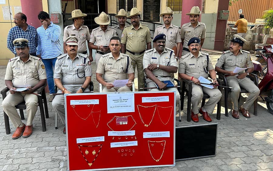 ವಿಜಯಪುರ ನಗರದ ವಿವಿಧೆಡೆ ನಡೆದ ಮನೆಗಳ ಕಳವು ಪ್ರಕರಣದಲ್ಲಿ ಬಂಧಿತ ಆರೋಪಿಗಳಿಂದ ವಶಪಡಿಸಿಕೊಳ್ಳಲಾದ ಬಂಗಾರದ ಆಭರಣ, ಟಿವಿಯೊಂದಿಗೆ ಜಿಲ್ಲಾ ಪೊಲೀಸ್ ವರಿಷ್ಠಾಧಿಕಾರಿ ಋಷಿಕೇಶ ಸೋನಾವಣೆ ಮತ್ತು ಸಿಬ್ಬಂದಿ