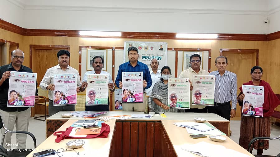 ರಾಯಚೂರಿನ ಜಿಲ್ಲಾಧಿಕಾರಿ ಕಚೇರಿ ಸಭಾಂಗಣದಲ್ಲಿ ಶುಕ್ರವಾರ ಜಿಲ್ಲಾ ಪಂಚಾಯಿತಿಯ ಮುಖ್ಯ ಕಾರ್ಯನಿರ್ವಾಹಕ ಅಧಿಕಾರಿ ರಾಹುಲ್ ಪಾಂಡ್ವೆ ಅವರು ಆಶಾಕಿರಣ ಯೋಜನೆಯ ಪೋಸ್ಟರ್ ಬಿಡುಗಡೆ ಮಾಡಿದರು