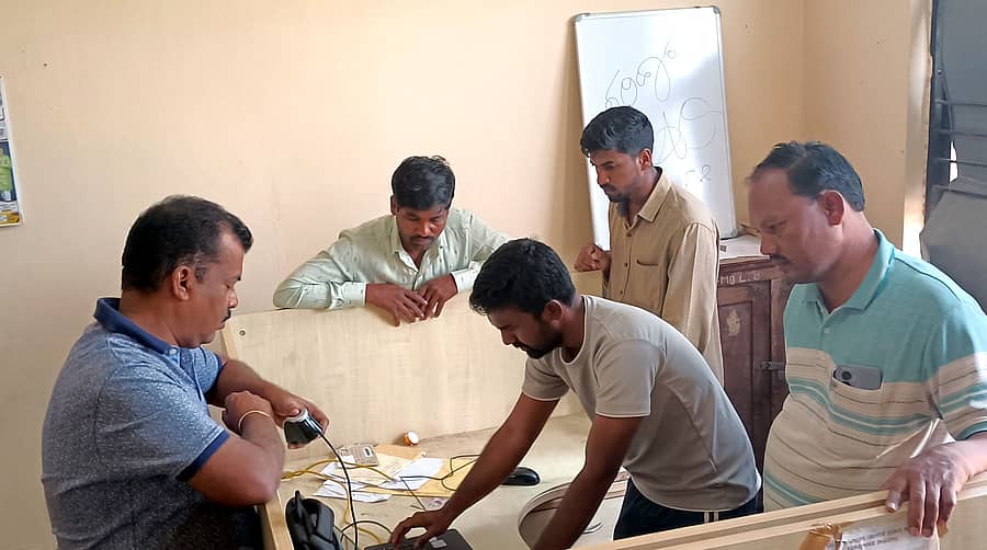 ಮುದ್ದೇಬಿಹಾಳ ತಹಶೀಲ್ದಾರ್ ಬಲರಾಮ ಕಟ್ಟಿಮನಿ ಹಾಗೂ ಸಿಬ್ಬಂದಿಯು ಸರ್ಕಾರಿ ರಜಾ ದಿನವಾದ ಎರಡನೇ ಶನಿವಾರ ಕಚೇರಿಯಲ್ಲಿ ಕಾರ್ಯ ನಿರ್ವಹಿಸಿದರು