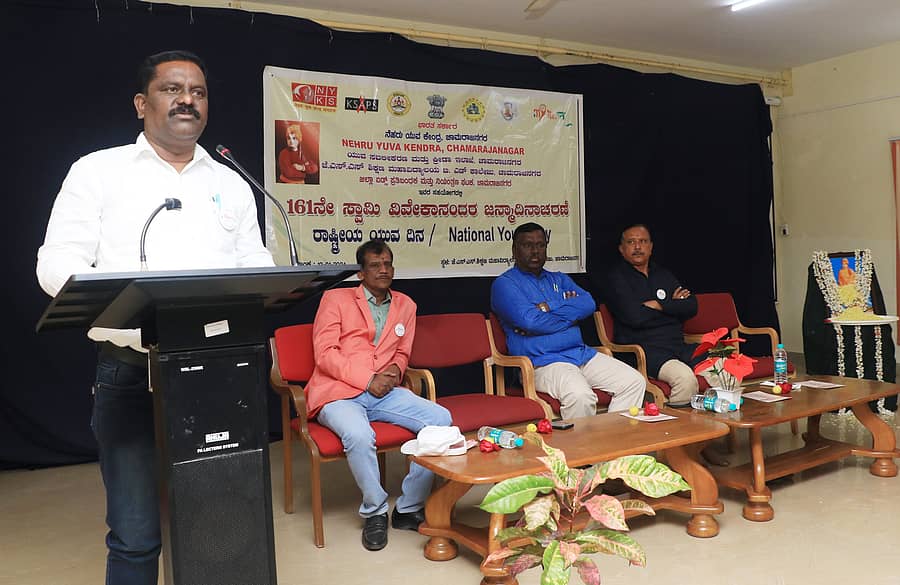 ರಾಷ್ಟ್ರೀಯ ಯುವದಿನ ಕಾರ್ಯಕ್ರಮದಲ್ಲಿ ಯುವಜನ ಸೇವೆ ಮತ್ತು ಕ್ರೀಡಾ ಇಲಾಖೆ ಸಹಾಯಕ ನಿರ್ದೇಶಕ ಶಿವಸ್ವಾಮಿ ಮಾತನಾಡಿದರು. ಸುರೇಶ್ ಋಗ್ವೇದಿ ಇತರರು ಇದ್ದರು