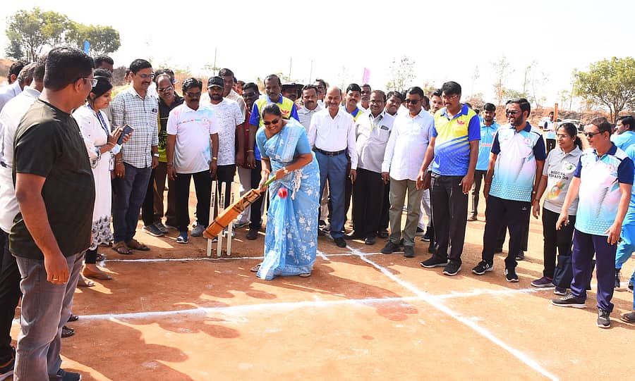 ಯಾದಗಿರಿಯ ಜಿಲ್ಲಾ ಕ್ರೀಡಾಂಗಣದಲ್ಲಿ ಕಂದಾಯ ಇಲಾಖೆ ನೌಕರರ ಕ್ರೀಡಾಕೂಟಕ್ಕೆ ಜಿಲ್ಲಾಧಿಕಾರಿ ಡಾ.ಸುಶೀಲಾ ಬಿ. ಚಾಲನೆ ನೀಡಿದರು