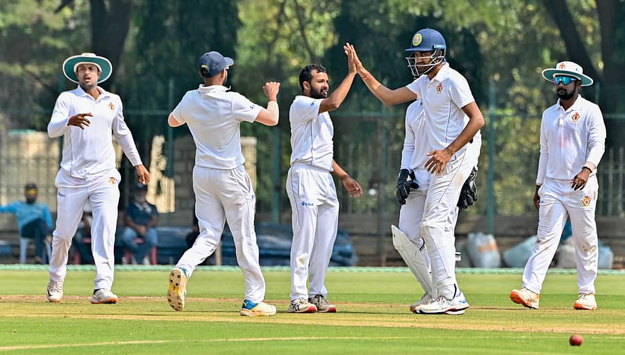 ಮೈಸೂರಿನ ಶ್ರೀಕಂಠದತ್ತ ನರಸಿಂಹರಾಜ ಒಡೆಯರ್ ಕ್ರೀಡಾಂಗಣದಲ್ಲಿ ಶುಕ್ರವಾರ ಗೋವಾ ತಂಡದ ಎದುರು ಮೂರು ವಿಕೆಟ್ ಪಡೆದ ಕರ್ನಾಟಕ ಬೌಲರ್ ಎ.ಸಿ. ರೋಹಿತ್ ಕುಮಾರ್ ಅವರನ್ನು ಸಹ ಆಟಗಾರರು ಅಭಿನಂದಿಸಿದರು-ಪ್ರಜಾವಾಣಿ ಚಿತ್ರ/ಅನೂಪ್ ರಾಘ.ಟಿ.