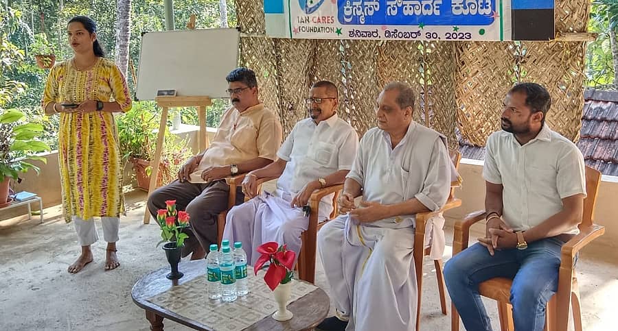 ಕಿನ್ನಿಗೋಳಿಯ ಇಯಾನ್ ಕೇರ್ಸ್ ಪೌಂಡೇಷನ್‌ನ ಕ್ರಿಸ್ಮಸ್ ಸೌಹಾರ್ದ ಔತಣಕೂಟದ ಸಭಾ ಕಾರ್ಯಕ್ರಮದಲ್ಲಿ ಮೋಹನ್‌ದಾಸ್ ಸುರತ್ಕಲ್, ಭುವನಾಭಿರಾಮ ಉಡುಪ, ರಾಮಕುಮಾರ್ ಮಾರ್ನಾಡ್, ದೀಪಿಕಾ ಅಂಚನ್ ಪಾಲ್ಗೊಂಡಿದ್ದರು
