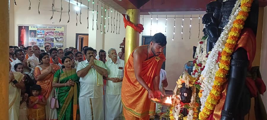 ಭಟ್ಕಳದಲ್ಲಿ ಕರಿಕಲ್ ಧ್ಯಾನಮಂದಿರದಲ್ಲಿ ಕುಟುಂಬ ಸಮೇತರಾಗಿ ಸಚಿವ ಮಂಕಾಳ ವೈದ್ಯ ಶ್ರೀರಾಮನಿಗೆ ಪೂಜೆ ಸಲ್ಲಿಸಿದರು