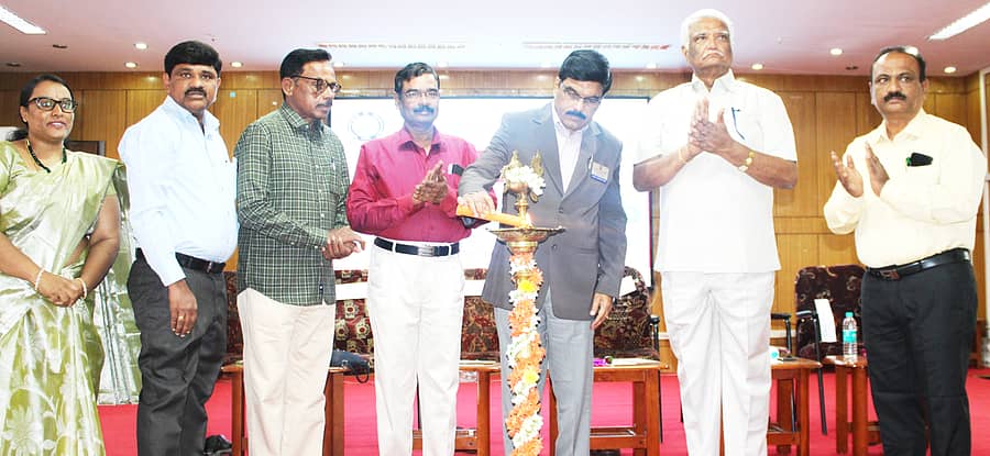 <div class="paragraphs"><p>ತುಮಕೂರು ವಿಶ್ವವಿದ್ಯಾಲಯದಲ್ಲಿ ಬುಧವಾರ ಹಮ್ಮಿಕೊಂಡಿದ್ದ ‘ಜುಂಜಪ್ಪನ ಕಾವ್ಯದಲ್ಲಿ ಪಶುಪಾಲನೆ ಮತ್ತು ಗಣೆಪದ’ ಕುರಿತ ವಿಚಾರ ಸಂಕಿರಣವನ್ನು ವಿ.ವಿ ಕುಲಪತಿ ಪ್ರೊ.ಎಂ.ವೆಂಕಟೇಶ್ವರಲು ಉದ್ಘಾಟಿಸಿದರು. </p></div>