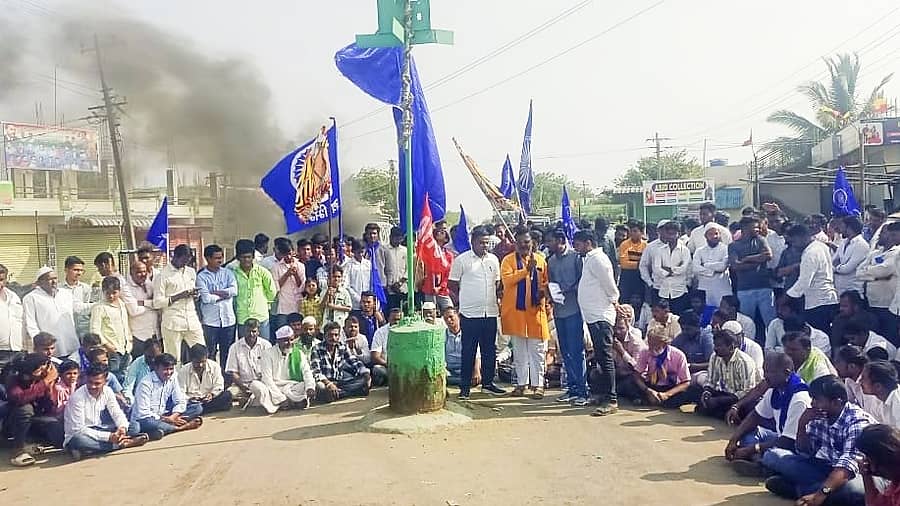 ಕೋಟನೂರ(ಡಿ) ಗ್ರಾಮದಲ್ಲಿ ಡಾ.ಅಂಬೇಡ್ಕರ್ ಪುತ್ಥಳಿಗೆ ಅಪಮಾನ ಮಾಡಿರುವುದನ್ನು ಖಂಡಿಸಿ ಯಡ್ರಾಮಿ ತಾಲ್ಲೂಕಿನ ಇಜೇರಿ ಗ್ರಾಮದಲ್ಲಿ ಕರ್ನಾಟಕ ರಾಜ್ಯ ದಲಿತ ಸಂಘರ್ಷ ಸಮಿತಿ ವತಿಯಿಂದ ರಸ್ತೆ ಸಂಚಾರ ತಡೆ ನಡೆಸಿ ಪ್ರತಿಭಟನೆ ಮಾಡಲಾಯಿತು