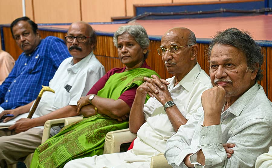 ಕರ್ನಾಟಕ ರಾಜ್ಯ ಪದವಿ ಪೂರ್ವ ಕಾಲೇಜುಗಳ ಉಪನ್ಯಾಸಕರ ಸಂಘ ಬುಧವಾರ ಆಯೋಜಿಸಿದ್ದ ಸಭೆಯಲ್ಲಿ ಚಿಂತಕರಾದ ಶ್ರೀಪಾದ್ ಭಟ್, ಎಚ್.ಎಲ್. ಪುಷ್ಪಾ, ಎಲ್.ಎನ್. ಮುಕುಂದರಾಜ್, ಜಿ.ರಾಮಕೃಷ್ಣ, ಬರಗೂರು ರಾಮಚಂದ್ರಪ್ಪ ಪಾಲ್ಗೊಂಡಿದ್ದರು - ಪ್ರಜಾವಾಣಿ ಚಿತ್ರ