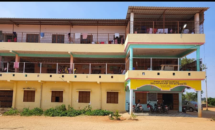 ಶಿರಾ ಹೊರವಲಯದ ರಾಷ್ಟ್ರೀಯ ಹೆದ್ದಾರಿ-48ರ ಆಂಜನೇಯ ದೇವಾಲಯದ ಬಳಿ ಬಾಡಿಗೆ ಕಟ್ಟಡದಲ್ಲಿರುವ ಡಾ.ಬಿ.ಆರ್.ಅಂಬೇಡ್ಕರ್ ವಸತಿ ಶಾಲೆ
