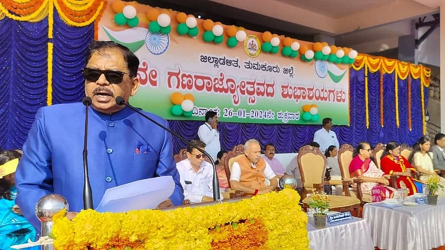 <div class="paragraphs"><p>ತುಮಕೂರು ನಗರದ ಮಹಾತ್ಮ ಗಾಂಧೀಜಿ ಜಿಲ್ಲಾ ಕ್ರೀಡಾಂಗಣದಲ್ಲಿ  ಗಣರಾಜ್ಯೋತ್ಸವದ ಪ್ರಯುಕ್ತ&nbsp;ಧ್ವಜಾರೋಹಣ ನೆರವೇರಿಸಿದ ಗೃಹ ಹಾಗೂ ಜಿಲ್ಲಾ ಉಸ್ತುವಾರಿ ಸಚಿವ ಜಿ.ಪರಮೇಶ್ವರ </p></div>