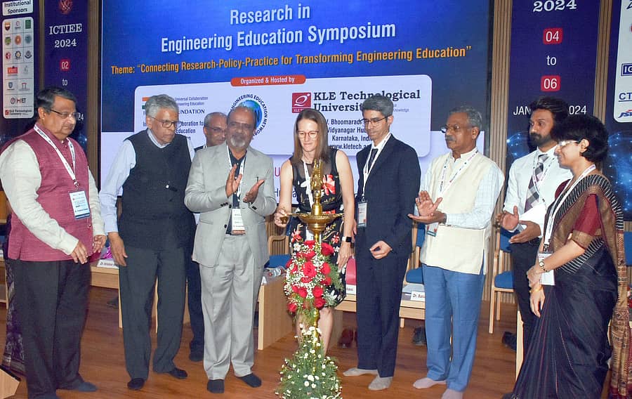 <div class="paragraphs"><p>ಹುಬ್ಬಳ್ಳಿಯ ಕೆಎಲ್‌ಇ ತಾಂತ್ರಿಕ ವಿಶ್ವವಿದ್ಯಾಲಯದಲ್ಲಿ ನಡೆದ ವಿಚಾರ ಸಂಕಿರಣವನ್ನು&nbsp; ಥೆರೆಸಾ ಹ್ಯಾಟ್ಟಿಂಗ್‌ ಉದ್ಘಾಟಿಸಿದರು&nbsp;</p></div>