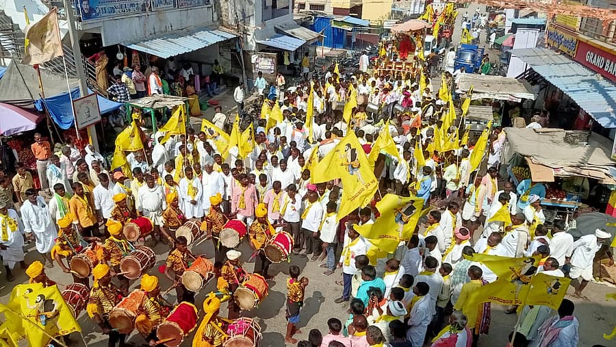 ಸೈದಾಪುರ ಪಟ್ಟಣದಲ್ಲಿ ಜರುಗಿದ ಕನಕದಾಸರ ಮೂರ್ತಿ ಲೋಕಾರ್ಪಣೆ ಹಾಗೂ ಕುರುಬರ ಜಾಗೃತಿ ಸಮಾವೇಶದಲ್ಲಿ ಭಾಗವಹಿಸಿದ ಜನರು