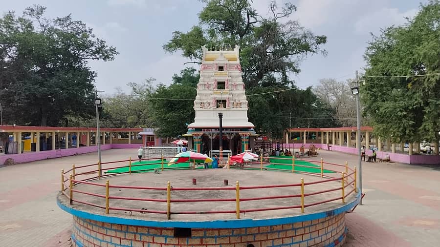 ಚಿಕ್ಕಲ್ಲೂರಿನಲ್ಲಿರುವ ಘನನೀಲಿ ಸಿದ್ದಪ್ಪಾಜಿ ದೇವಾಲಯದ ನೋಟ