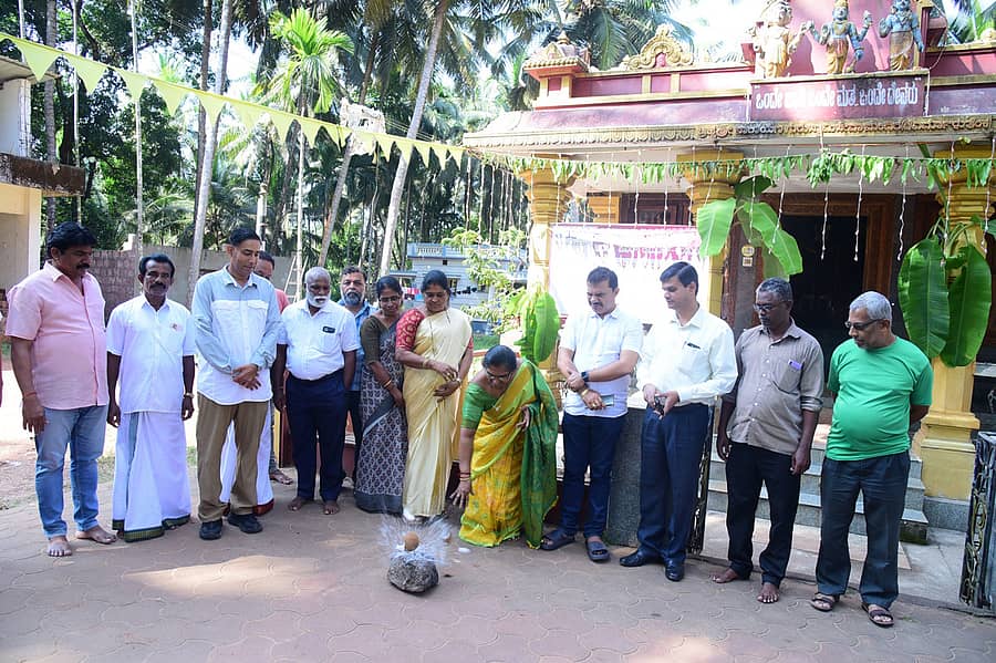 ತೆಂಕ ಗ್ರಾಮ ಪಂಚಾಯತ್ ವಾಪ್ತಿಯಲ್ಲಿ ಅದಾನಿ ಒಡೆತನದ ಯುಪಿಸಿಎಲ್ ಸಂಸ್ಥೆಯು ಅದಾನಿ ಫೌಂಡೇಷನ್ನ ವತಿಯಿಂದ ಬುಧವಾರ ಮೂರು ಮೂಲಸೌಕರ್ಯ ಅಭಿವೃದ್ಧಿ ಕಾಮಗಾರಿಗಳಿಗೆ ಅದಾನಿ ಸಂಸ್ಥೆಯ ಅಧ್ಯಕ್ಷ ಕಿಶೋರ್ ಆಳ್ವ ಗುದ್ದಲಿ ಪೂಜೆ ನೆರವೇರಿಸಿದರು.