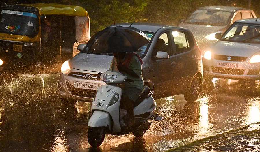 ಮೈಸೂರಿನ ಜೆಎಲ್ಬಿ ರಸ್ತೆಯಲ್ಲಿ ಗುರುವಾರ ಸುರಿದ ಮಳೆಯಲ್ಲಿ ವಾಹನಗಳು ಸಾಗಿದವು –ಪ್ರಜಾವಾಣಿ ಚಿತ್ರ