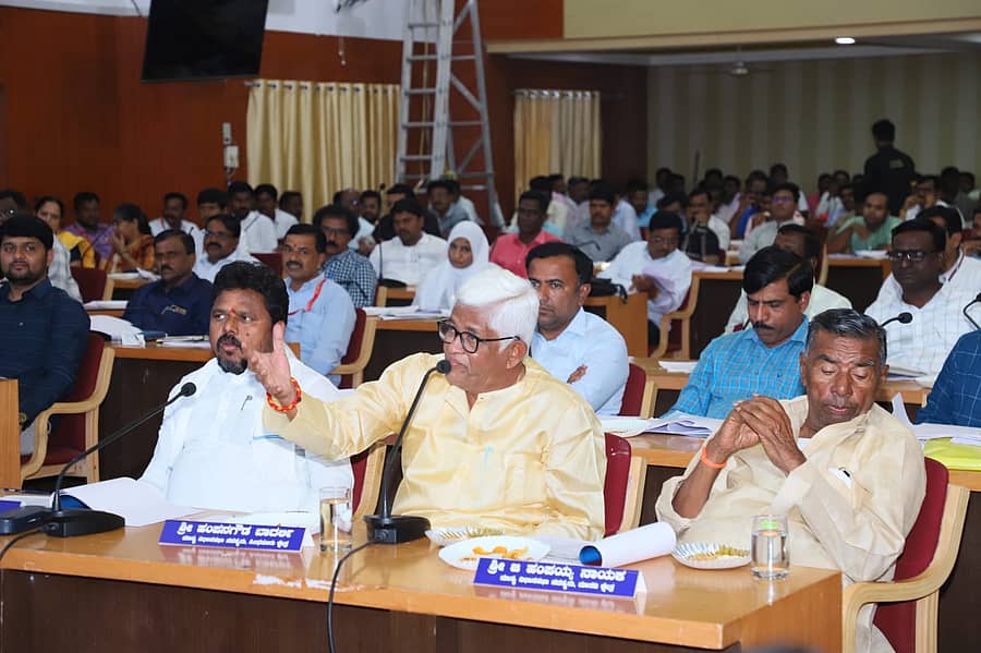 ರಾಯಚೂರು ಜಿಲ್ಲಾ ಪಂಚಾಯಿತಿ ಸಭಾಂಗಣದಲ್ಲಿ ಮಂಗಳವಾರ ಕಂದಾಯ ಸಚಿವ ಕೃಷ್ಣ ಬೈರೇಗೌಡರ ಅಧ್ಯಕ್ಷತೆಯಲ್ಲಿ ನಡೆದ ಕಂದಾಯ ಇಲಾಖೆಯ ಪ್ರಗತಿ ಪರಿಶೀಲನಾ ಸಭೆಯಲ್ಲಿ ಶಾಸಕ ಹಂಪನಗೌಡ ಬಾದರ್ಲಿ ಮಾತನಾಡಿದರು. ಶಾಸಕರಾದ ಬಸನಗೌಡ ದದ್ದಲ್, ಹಂಪಯ್ಯ ನಾಯಕ ಉಪಸ್ಥಿತರಿದ್ದರು