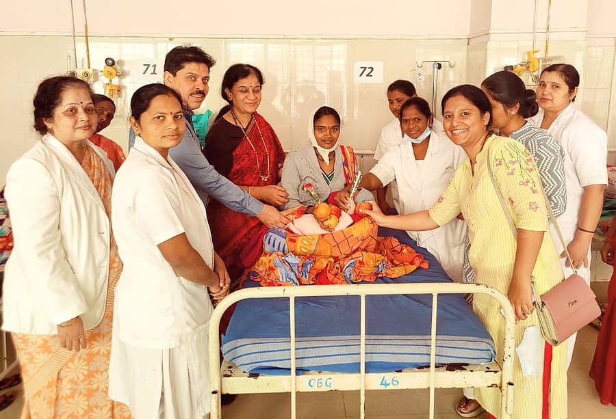 ರಾಷ್ಟ್ರೀಯ ಹೆಣ್ಣು ಮಕ್ಕಳ ದಿನಾಚರಣೆ ಅಂಗವಾಗಿ ಬೀದರ್ನ ಬ್ರಿಮ್ಸ್ನಲ್ಲಿ ರೋಗಿಗಳಿಗೆ ಜಿಲ್ಲಾ ಶಸ್ತ್ರಚಿಕಿತ್ಸಕ ಡಾ. ಮಹೇಶ ಬಿರಾದಾರ, ಸ್ತ್ರೀ ರೋಗ ವಿಭಾಗದ ಮುಖ್ಯಸ್ಥೆ ಡಾ. ಉಮಾ ಬಿ. ದೇಶಮುಖ ಹಣ್ಣು ವಿತರಿಸಿದರು