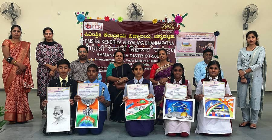 ಚನ್ನಪಟ್ಟಣ ತಾಲ್ಲೂಕಿನ ಕೆಂಗಲ್ ಬಳಿ ಪಿಎಂಶ್ರೀ ಕೇಂದ್ರೀಯ ವಿದ್ಯಾಲಯದಲ್ಲಿ ನಡೆದ ಪರೀಕ್ಷಾ ಪೇ ಚರ್ಚೆ ಚಿತ್ರಕಲಾ ಸ್ಪರ್ಧೆಯಲ್ಲಿ ವಿಜೇತರಾಗಿ ಬಹುಮಾನ ಪಡೆದ ವಿದ್ಯಾರ್ಥಿಗಳು. ಶಾಲೆಯ ಪ್ರಾಂಶುಪಾಲ ಮಹೇಶ್ ಕುಮಾರ್ ಇತರರು ಹಾಜರಿದ್ದರು