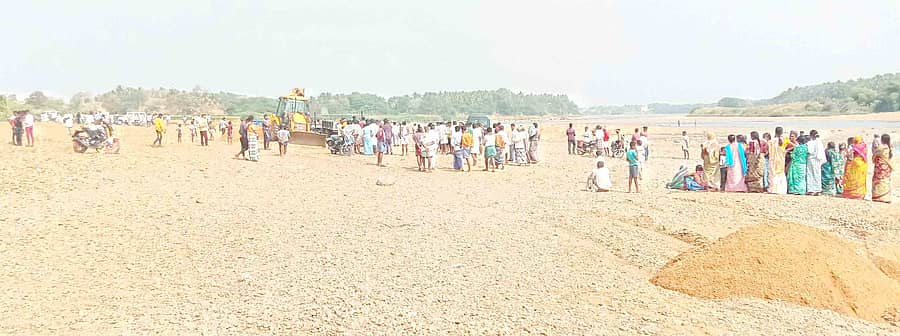 ಹಾವನೂರ ಗ್ರಾಮದ ತುಂಗಭದ್ರ ನದಿಯ ದಡದಲ್ಲಿ ಸರ್ಕಾರದ ವಿರುದ್ದ ಪ್ರತಿಭಟನೆ ನಡೆಸಿದ ಗ್ರಾಮಸ್ಥರು