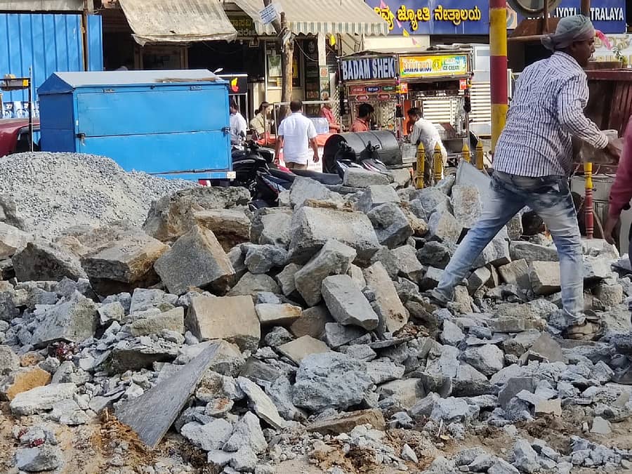 ನಗರದ ಸಜ್ಜನ್‌ರಾವ್‌ ಸರ್ಕಲ್‌ನಲ್ಲಿ ಸರ್‌ ಎಂ.ವಿ. ಪ್ರತಿಮೆ ಇದ್ದ ಸ್ಥಳ ಧ್ವಂಸಗೊಂಡಿರುವುದು