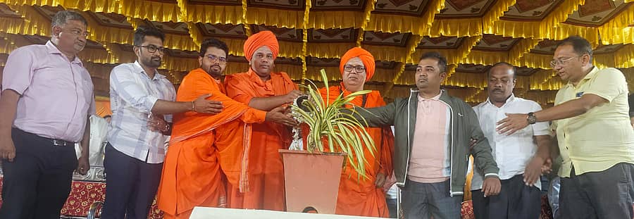 ಹುಕ್ಕೇರಿಯಲ್ಲಿ ಪ್ರಾರಂಭಗೊಂಡ ಎಂ.ಪಿ.ಟ್ರೋಫಿ ಕಬಡ್ಡಿ ಪಂದ್ಯಾವಳಿಗೆ ಸ್ಥಳೀಯ ಮಠಾಧೀಶರು ಸಸಿಗೆ ನೀರುಣಿಸಿ ಚಾಲನೆ ನೀಡಿದರು