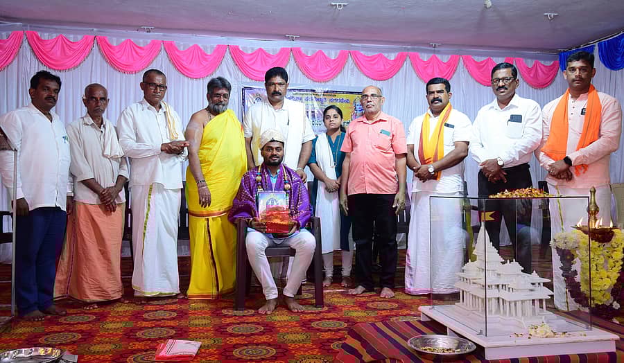 ಹೊನ್ನಾವರ ತಾಲ್ಲೂಕಿನ ಗೇರುಸೊಪ್ಪದ ಗುತ್ತಿ ಕನ್ನಿಕಾ ಪರಮೇಶ್ವರಿ ದೇವಾಲಯದಲ್ಲಿ ನಡೆದ ಕಾರ್ಯಕ್ರಮದಲ್ಲಿ ಚಾಕ್ಪೀಸ್ನಿಂದ ಅಯೋಧ್ಯೆ ರಾಮ ಮಂದಿರದ ಮಾದರಿಯನ್ನು ರಚಿಸಿದ ಯುವ ಕಲಾವಿದ ಪ್ರದೀಪ ನಾಯ್ಕ ಅವರನ್ನು ಸನ್ಮಾನಿಸಲಾಯಿತು.