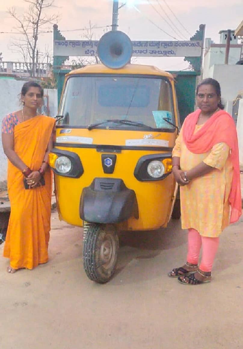 ಸ್ವಚ್ಛತಾ ವಾಹನದ ಜೊತೆಗೆ ವಾಹನ ಚಾಲಕಿ ಮಂಜುಳಾ (ಬಲಬದಿ) ಹಾಗೂ ಸಹಾಯಕಿ ಶಶಿಕಲಾ