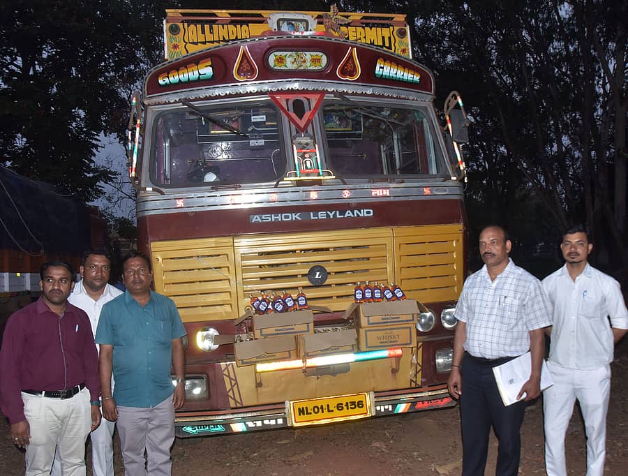 ವಾಣಿಜ್ಯ ತೆರಿಗೆ ಇಲಾಖೆಯ (ಜಾರಿ ವಿಭಾಗ) ಅಧಿಕಾರಿಗಳು ವಶಪಡಿಸಿಕೊಂಡಿರುವ ಮದ್ಯದ ಬಾಕ್ಸ್ಗಳು