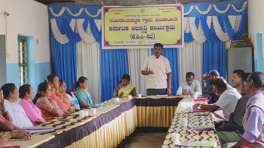 ಕುಶಾಲನಗರ ಸಮೀಪದ ನಂಜರಾಯಪಟ್ಟಣ ಗ್ರಾಮಪಂಚಾಯಿತಿ ವತಿಯಿಂದ ಏರ್ಪಡಿಸಿದ್ದ ಕರ್ನಾಟಕ ಅಭಿವೃದ್ಧಿ ಕಾರ್ಯಕ್ರಮ ತ್ರೈಮಾಸಿಕ‌ ಸಭೆಯಲ್ಲಿ ಪಂಚಾಯತಿ ಅಧ್ಯಕ್ಷ ಸಿ.ಎಲ್.ವಿಶ್ವ ಮಾತನಾಡಿದರು.ಗ್ರಾಪಂ ಉಪಾಧ್ಯಕ್ಷೆ ಕುಸುಮ,ಸದಸ್ಯರು, ಅಧಿಕಾರಿಗಳು ಭಾಗವಹಿಸಿದ್ದರು.