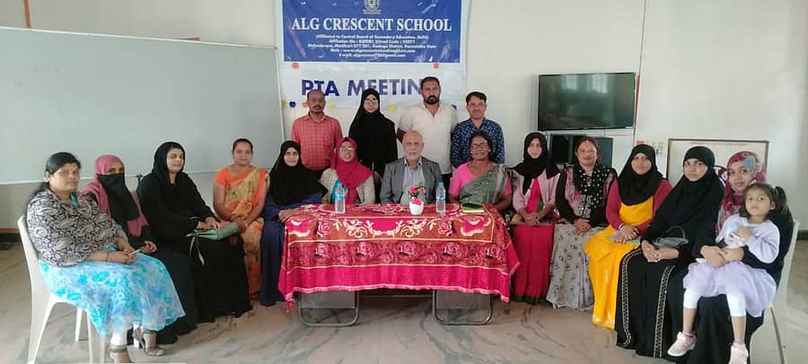 <div class="paragraphs"><p>ಮಡಿಕೇರಿಯ ಎಎಲ್ಜಿ ಕ್ರೆಸೆಂಟ್ ಶಾಲೆಯಲ್ಲಿ ಶನಿವಾರ ಶಾಲೆಯ ಶಿಕ್ಷಕ ಪೋಷಕರ ಸಭೆ ನಡೆಯಿತು</p></div>