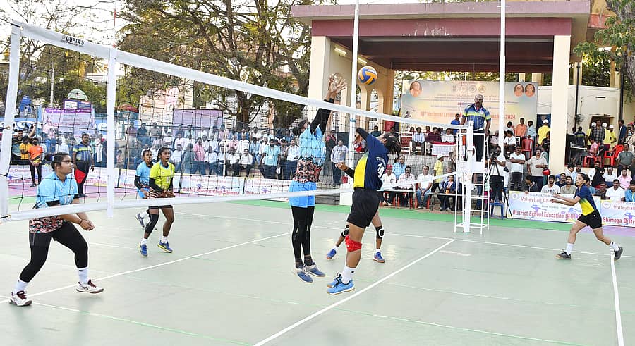 <div class="paragraphs"><p>ಶಿವಮೊಗ್ಗದ ಜಿಲ್ಲಾ ಕ್ರೀಡಾಂಗಣದಲ್ಲಿ ಬುಧವಾರ ನಡೆದ ರಾಷ್ಟ್ರಮಟ್ಟದ ವಾಲಿಬಾಲ್ ಟೂರ್ನಿಯ ಕ್ವಾರ್ಟರ್ ಫೈನಲ್ನಲ್ಲಿ ಪಶ್ಚಿಮ ಬಂಗಾಳ ಹಾಗೂ ಉತ್ತರಪ್ರದೇಶ ತಂಡಗಳ ಹಣಾಹಣಿಯ ನೋಟ </p></div>