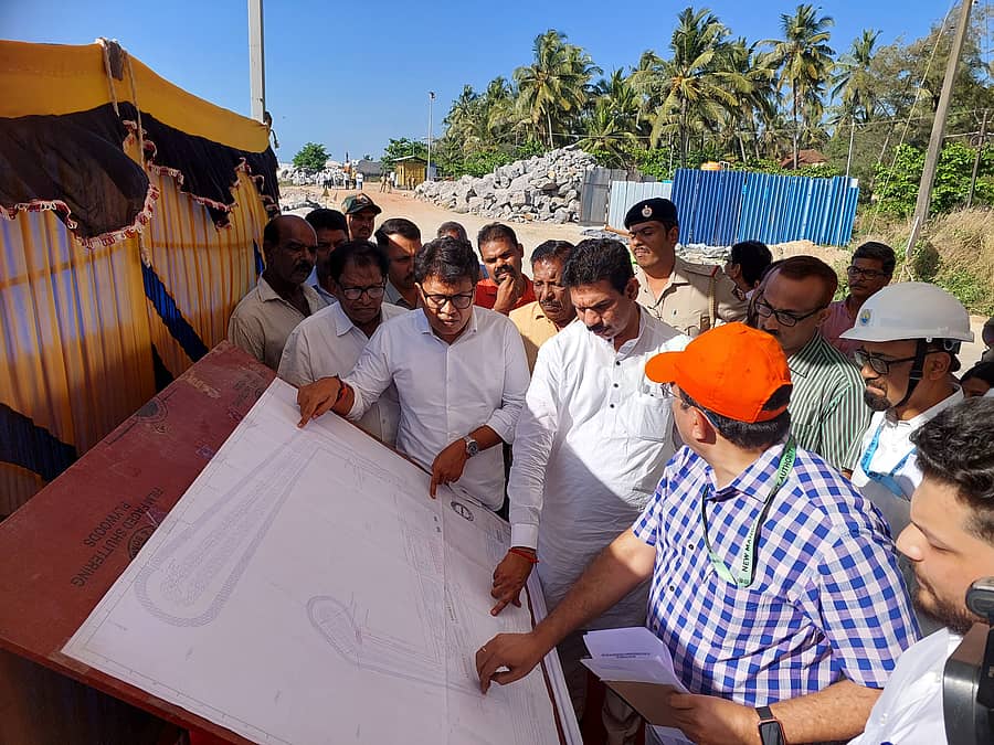 ಕುಳಾಯಿಯ ಜೆಟ್ಟಿ ನಿರ್ಮಾಣ ಕಾಮಗಾರಿ ಸ್ಥಳಕ್ಕೆ ಬುಧವಾರ ಸಂಸದ ನಳಿನ್ಕುಮಾರ್ ಕಟೀಲ್, ಶಾಸಕ ಡಾ. ಭರತ್ ಶೆಟ್ಟಿ ಭೇಟಿ ನೀಡಿ, ಯೋಜನೆಯ ನಕ್ಷೆ ವೀಕ್ಷಿಸಿದರು