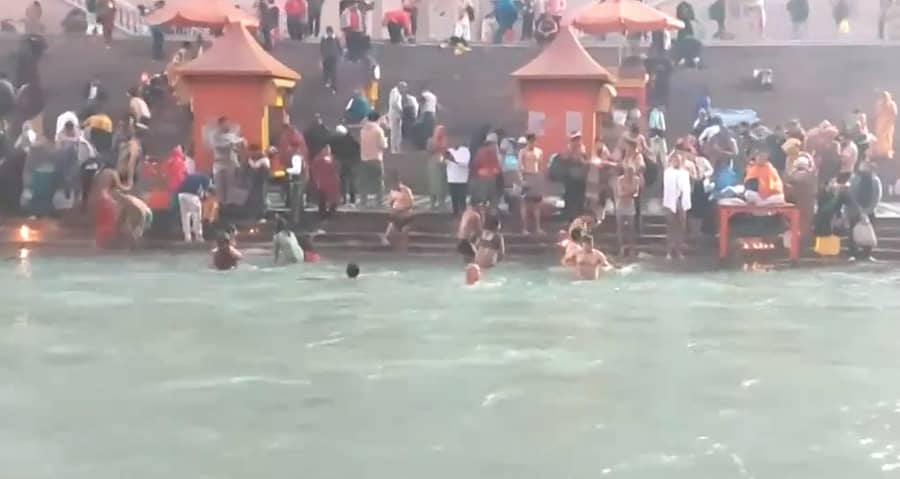 <div class="paragraphs"><p>ಹರಿದ್ವಾರದಲ್ಲಿ ಭಕ್ತರ ಪುಣ್ಯಸ್ನಾನ</p></div>