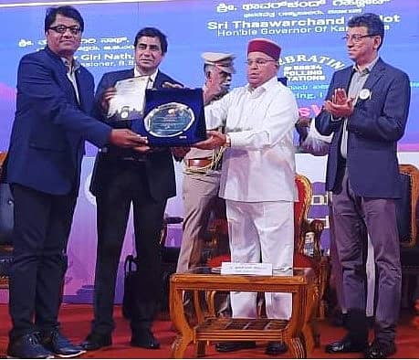 ಬೆಂಗಳೂರಿನಲ್ಲಿ ಇತ್ತೀಚೆಗೆ ಏರ್ಪಡಿಸಿದ್ದ ಕಾರ್ಯಕ್ರಮದಲ್ಲಿ ಗೌತಮ್ ಅರಳಿ ಅವರಿಗೆ ರಾಜ್ಯಪಾಲ ಥಾವರಚಂದ ಗೆಹಲೋತ್ ಅವರು ಪ್ರಶಸ್ತಿ ಪ್ರದಾನ ಮಾಡಿದರು