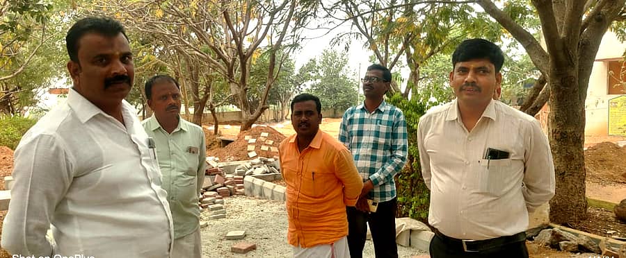 ಮೊಳಕಾಲ್ಮುರು ವಿಧಾನಸಭಾ ಕ್ಷೇತ್ರದ ತಳಕು ಹೋಬಳಿ ಗೌರಸಮುದ್ರಕ್ಕೆ ಗುರುವಾರ ತಾಲ್ಲೂಕು ಪಂಚಾಯಿತಿ ಇಒ ಶಶಿಧರ್ ಭೇಟಿ ನೀಡಿ ಉದ್ಯೋಗಖಾತ್ರಿ ಯೋಜನೆ ಕಾಮಗಾರಿ ವೀಕ್ಷಿಸಿದರು