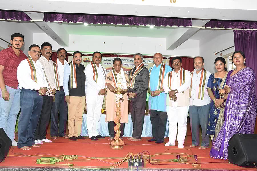 ತುಮಕೂರಿನಲ್ಲಿ ಬುಧವಾರ ಹಮ್ಮಿಕೊಂಡಿದ್ದ ‘ಕನ್ನಡ ಪದ ಹಾಡೋಣ’ ಕಾರ್ಯಕ್ರಮವನ್ನು ಹರಿಕಥಾ ವಿದ್ವಾನ್ ಲಕ್ಷ್ಮಣ್ದಾಸ್ ಉದ್ಘಾಟಿಸಿದರು. ಅನನ್ಯ ಶಿಕ್ಷಣ ಸಂಸ್ಥೆ ಅಧ್ಯಕ್ಷ ಸಿ.ಎ.ವಿಶ್ವನಾಥ್, ಕಲಾವಿದ ಮಲ್ಲಿಕಾರ್ಜುನ ಕೆಂಕೆರೆ, ಎಪಿಎಂಸಿ ಮಾಜಿ ಅಧ್ಯಕ್ಷ ಕೊಂಡಜ್ಜಿ ವಿಶ್ವನಾಥ್ ಇತರರು ಉಪಸ್ಥಿತರಿದ್ದರು