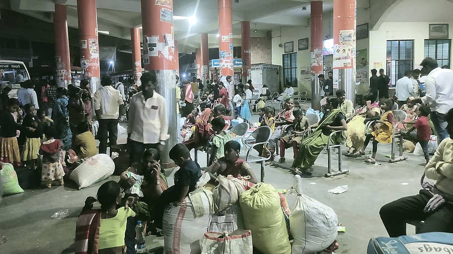 ಸುರಪುರದ ಬಸ್ ನಿಲ್ದಾಣದಲ್ಲಿ ಬೆಂಗಳೂರಿಗೆ ಗುಳೆ ಹೋಗಲು ಗುರುವಾರ ಬಸ್‍ಗೆ ಕಾಯುತ್ತಿರುವ ಕಾರ್ಮಿಕರು