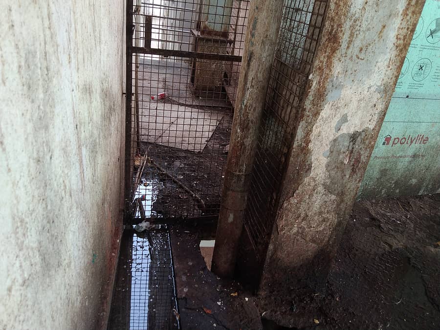 ರಿಮ್ಸ್ ಆಸ್ಪತ್ರೆಯ 2ನೇ ಮಹಡಿಯಲ್ಲಿ ಒಳ ರೋಗಿಗಳ ಸಹಾಯಕರು ಆಸ್ಪತ್ರೆಯಲ್ಲಿ ಊಟ ಮಾಡಿ ತ್ಯಾಜ್ಯ, ಹಳಸಿದ ಅನ್ನ ಹಾಕಿ ಗಲೀಜು ಮಾಡಿದ್ದಾರೆ