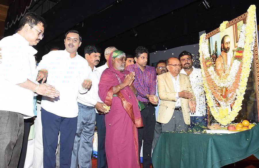 ತುಮಕೂರಿನಲ್ಲಿ ಸೋಮವಾರ ಜಕಣಾಚಾರ್ಯರ ಭಾವಚಿತ್ರಕ್ಕೆ ಪುಷ್ಪ ನಮನ ಸಲ್ಲಿಸಲಾಯಿತು. ನೀಲಕಂಠಾಚಾರ್ಯ ಸ್ವಾಮೀಜಿ, ಉಪವಿಭಾಗಾಧಿಕಾರಿ ಗೌರವ್‍ಕುಮಾರ್ ಶೆಟ್ಟಿ, ಸಮುದಾಯದ ಮುಖಂಡರಾದ ಕೆ.ವಿ.ಕೃಷ್ಣಮೂರ್ತಿ, ಕೆ.ಎಸ್.ಪ್ರಭಾಕರ್, ಕೆ.ಎಸ್.ಸಿದ್ಧಲಿಂಗಪ್ಪ ಮೊದಲಾದವರು ಉಪಸ್ಥಿತರಿದ್ದರು