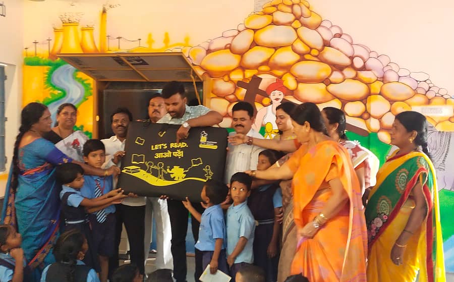 ರಾಯಚೂರಿನ ಸ್ಟೇಷನ್ ಬಜಾರ್ನಲ್ಲಿರುವ ಸರ್ಕಾರಿ ಮಾದರಿ ಹಿರಿಯ ಪ್ರಾಥಮಿಕ ಶಾಲೆಗೆ ಇಂಡಿ ವಿಲೇಜ್ ಫೌಂಡೇಶನ್ ದೇಣಿಗೆ ರೂಪದಲ್ಲಿ ನೀಡಿದ ಪುಸ್ತಕಗಳ ಕಿಟ್ ಅನ್ನು ವಿದ್ಯಾರ್ಥಿಗಳು ಕುತೂಹಲದಿಂದ ವೀಕ್ಷಿಸಿದರು