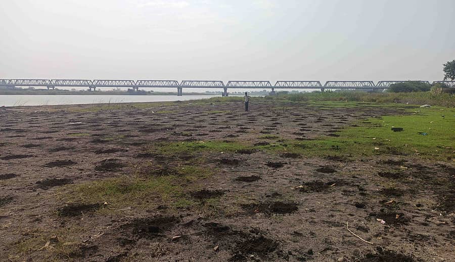 ಕೂಡಲಸಂಗಮದ ಬಸವಣ್ಣನ ಐಕ್ಯ ಮಂಟಪ ಬಳಿ ಇಳಿಮುಖಗೊಂಡ ಮಲಪ್ರಭಾ ನದಿಯ ಒಡಲು