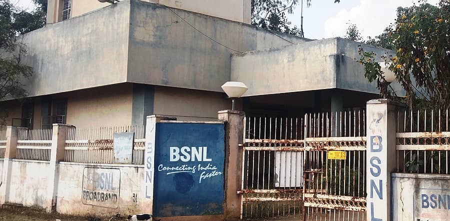 <div class="paragraphs"><p>ಯರಗಟ್ಟಿಯ ಎಪಿಎಂಸಿ ಆವರಣದಲ್ಲಿರುವ ಪಾಳುಬಿದ್ದ ಬಿಎಸ್ಎನ್ಎಲ್ ವಸತಿಗೃಹ ಹಾಗೂ ಕಚೇರಿ ಕಟ್ಟಡ</p></div>