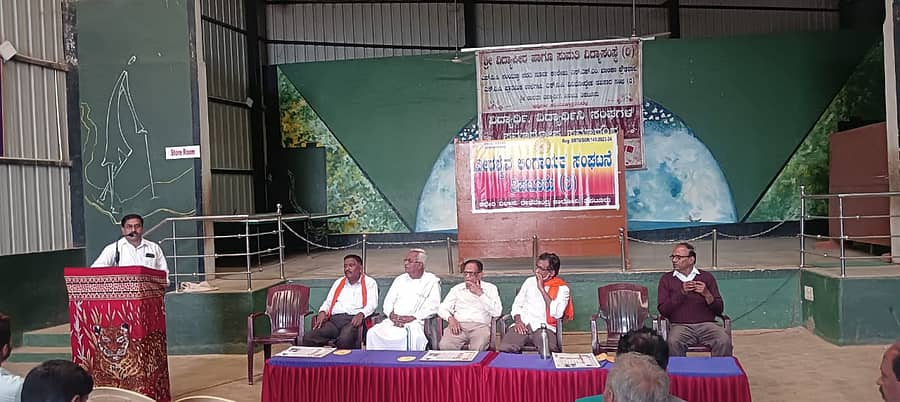 ತಿಪಟೂರಿನಲ್ಲಿ ಭಾನುವಾರ ವೀರಶೈವ ಲಿಂಗಾಯಿತ ಸಂಘಟನಾ ವೇದಿಕೆ ತಿಪಟೂರು ಇದರ ಜಾಗೃತ ಸಭೆ ನಡೆಯಿತು