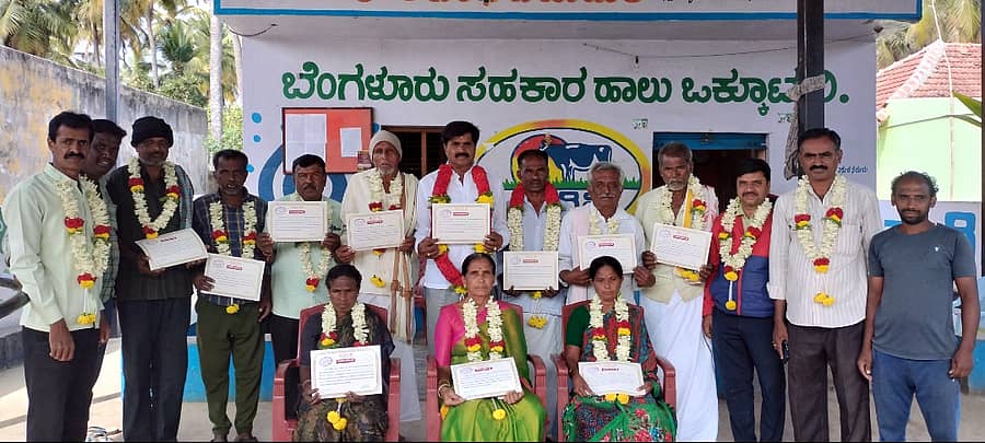 ಚನ್ನಪಟ್ಟಣ ತಾಲ್ಲೂಕಿನ ಹೊಟ್ಟಿಗನ ಹೊಸಹಳ್ಳಿ ಎಂಪಿಸಿಎಸ್ ಅಧ್ಯಕ್ಷ, ಉಪಾಧ್ಯಕ್ಷರಾಗಿ ಆಯ್ಕೆಯಾದ ಬೋರ್ ವೆಲ್ ರಾಮಚಂದ್ರು, ನಿಂಗರಾಜು ಅವರನ್ನು ಅಭಿನಂದಿಸಲಾಯಿತು